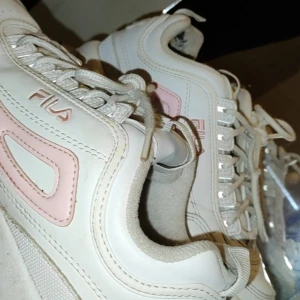 Fila skor - Dem är inte i en ny skick men dem fungerar bra såklart den ska tvättas innan det säljs ut