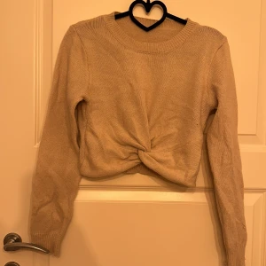 Stickad topp - Beige stickad tröja i storlek s, använd några gånger 