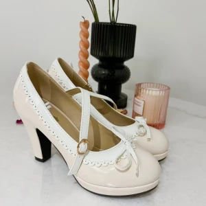 Coquette Dollette skor pumps mary-janes - Jättsöta skor i storlek 37. Bara använda inomhus. Helt ok bekväma men har sällan klack. Klicka ej på prisförslag utan 380 kr gäller och jag tar swish 😊