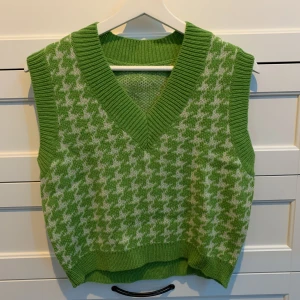 Väst - Stickad väst som tyvärr blivit för liten, skriv vid intresse💕