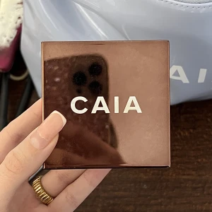 Bronzer Caia  - Lösbronzer från caia i färgen venice!🤍 endast provad då jag jag alltid sträcker mig efter mitt go to bronzer istället, därför behlver denna ett nytt hem💕 ger ett fint lyster & lägger sig jämt!❣️nypris: 325 kr!