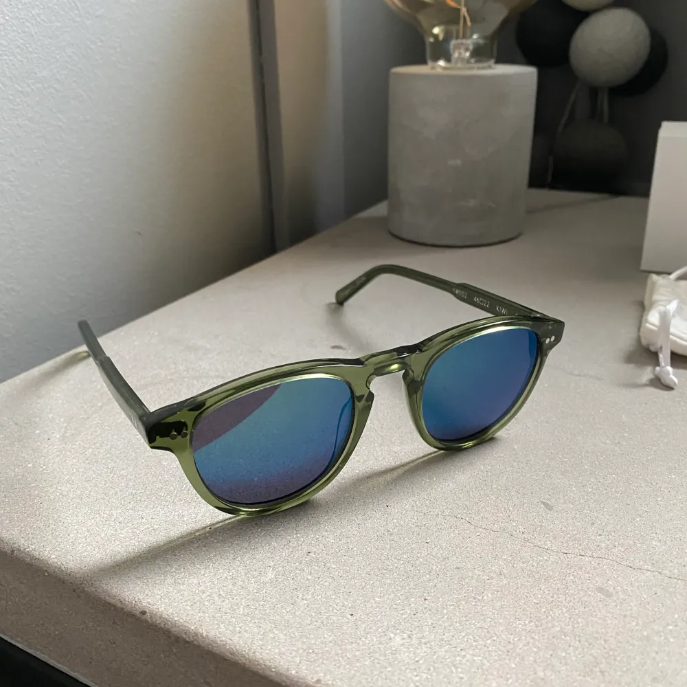 Säljer dessa gröna chimi solglasögon eftersom jag har ett par andra som jag använder. Det är 002 modellen i färgen ”kiwi” . Accessoarer.