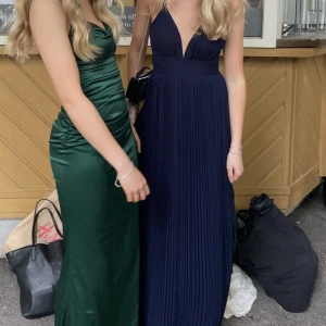 Balklänning - Säljer den högra balklänningen som är köpt från club L, i fint skick! Passar perfekt på mig i längden och är 1.70. Skriv för fler bilder 🥰