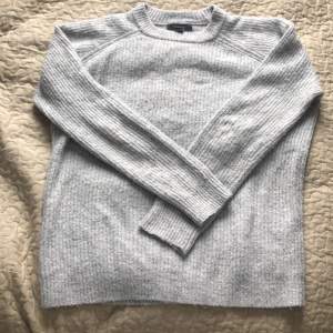 En grå stickad tröja i bra skick