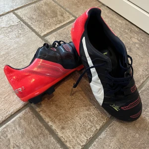 Puma Evopower 3 strl 42 - Puma Evopower 3 fotbollsko i storlek 42 Knappt använda så i bra skick.  Nypris mellan 900-1400kr 