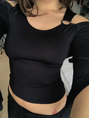 90s topp - Snyggaste vintagetoppen med metallring och flared armar💌