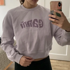 Ganni Sweatshirt Sweater tröja - Ljuslila sweater från Ganni i storlek S. Använd endast en gång, nypris 1699. Säljs inte längre!