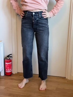 Jeans med vida ben och hög midja  - Grå jeans med hög midja och vida ben från monki. Storlek 38. 