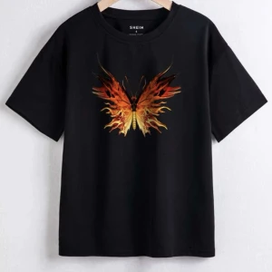 Helt ny T-shirt  - Säljes pga den inte passade mig. Normal i storlek, passar xs och s Nytvättad från ett rökfritt hem, pälsdjur finns men inte på kläderna.  50kr eller bud.