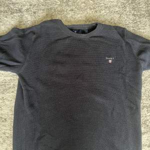 Stickad tröja från Gant i navy/mörkblå färg. Mycket skön 90% bomull tröja. 