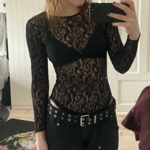 Gullig topp - Spetsbody med blommigt mönster. Köpt second hand men har inte kommit till användning hos mig. Fint skick