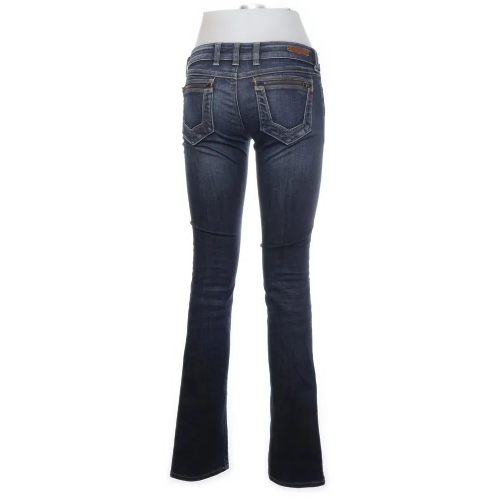 Trendiga loweaist bootcut jeans ifrån Replay. Avklippta och passar bra på mig som är 160. Väljar att sälja då jag har många liknade. . Jeans & Byxor.