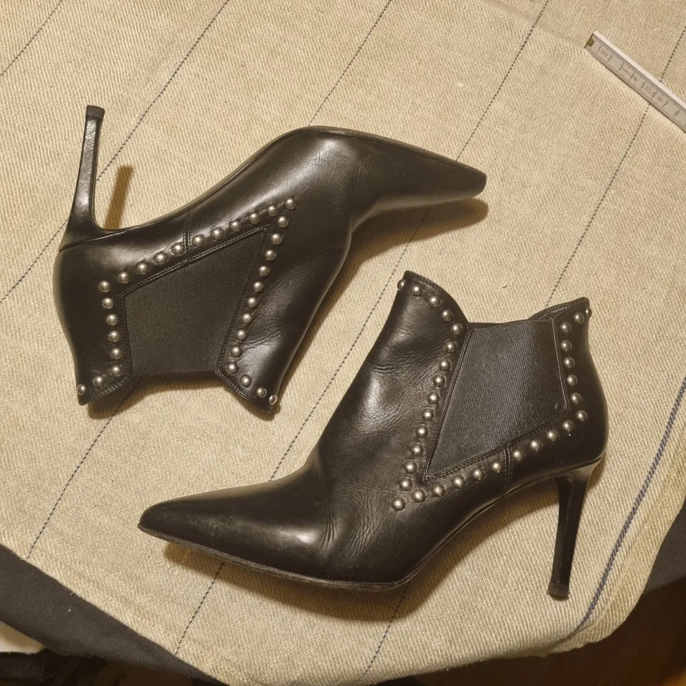 Almost new, rarely worn.  Bought in Hedi Slimane years (2017) The Saint Laurent last is narrow, i usually wear size 38 but 39 is perfect for comfort and socks.  More photos available . Skor.