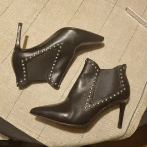 Almost new, rarely worn.  Bought in Hedi Slimane years (2017) The Saint Laurent last is narrow, i usually wear size 38 but 39 is perfect for comfort and socks.  More photos available 