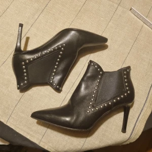 Saint Laurent - Ankle boots  - Almost new, rarely worn.  Bought in Hedi Slimane years (2017) The Saint Laurent last is narrow, i usually wear size 38 but 39 is perfect for comfort and socks.  More photos available 