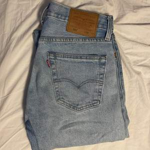 Levi’s 501 jeans storlek 30-32 oanvända, ett par Levi’s och Lyle and scott shorts 