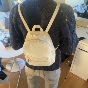 Ryggsäck - Vit ryggsäck i manchester