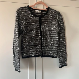 Tweed kavaj från Cubus - Tweed kavaj från Cubus. Nästintill oanvänd i storlel 34 men skulle även passa en 36:a ❤️❤️