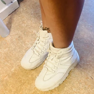  Vita sneakers 39 - Snygga halv platåskor  Använda men fräscha  Storlek 39  Kan mötas och skickas 