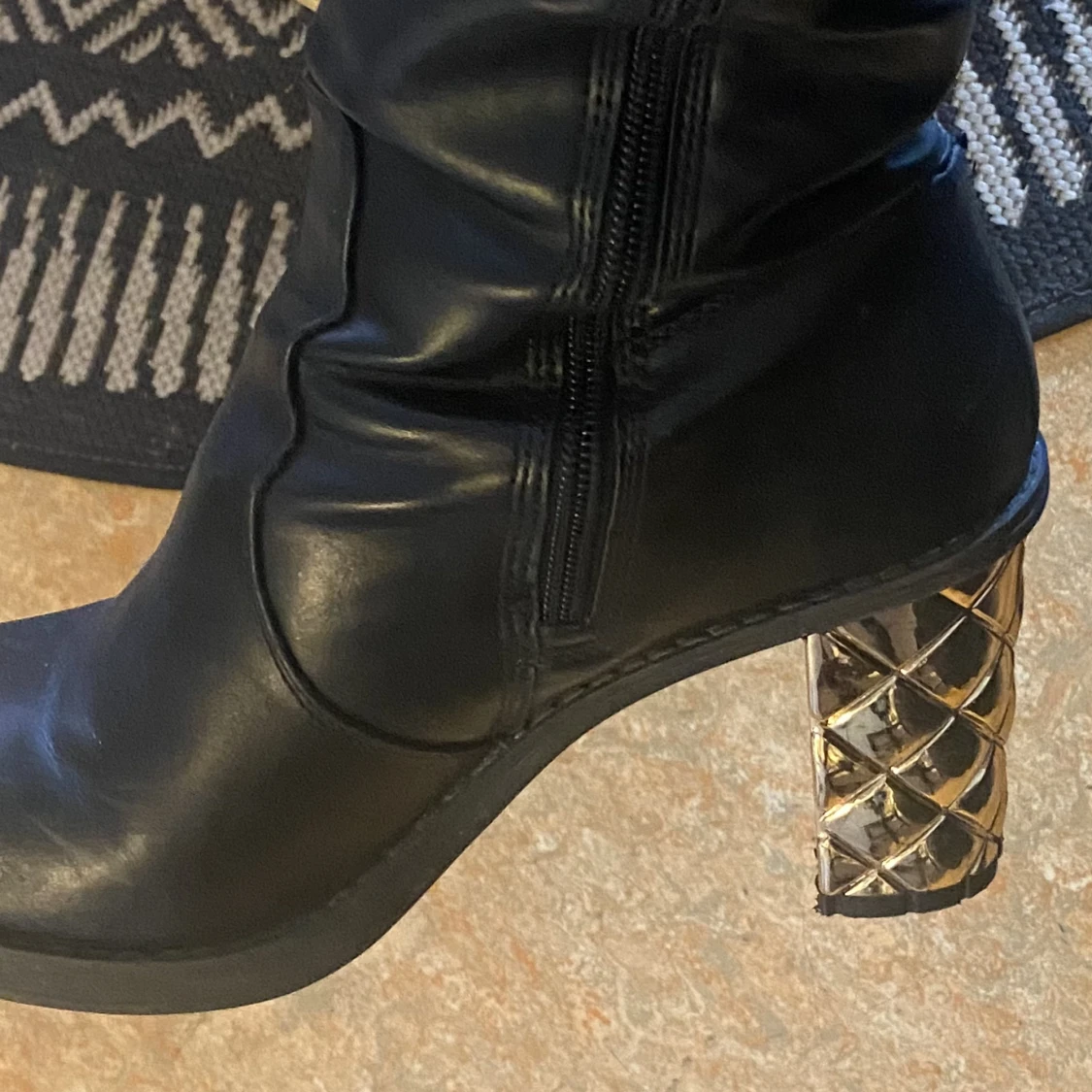 Klackskor med guldklack - 91