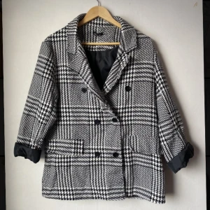 Boohoo vintage style plaid jacket in black and white  - Good condition 