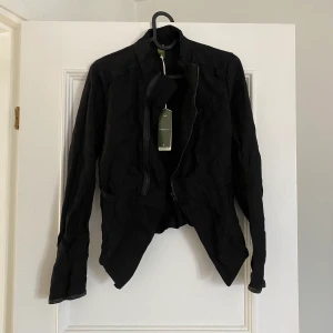Jacka/kofta från Gstar-Raw - Superfin jacka/kofta från Gstar-Raw i storlek XS. Aldrig använd! Prislapp kvar, nypris 1499kr.