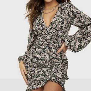 Klänning  - Helt ny klänning från Nelly med lappen kvar! Stl 38🌸  Kan skickas om köparen står för frakten.