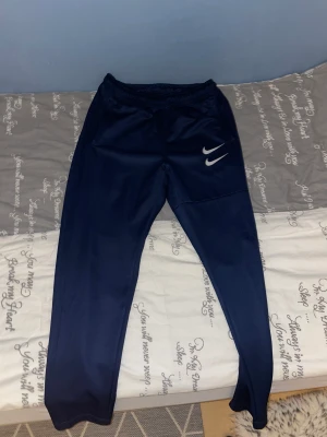 Nike swoosh byxor  - Strlk m