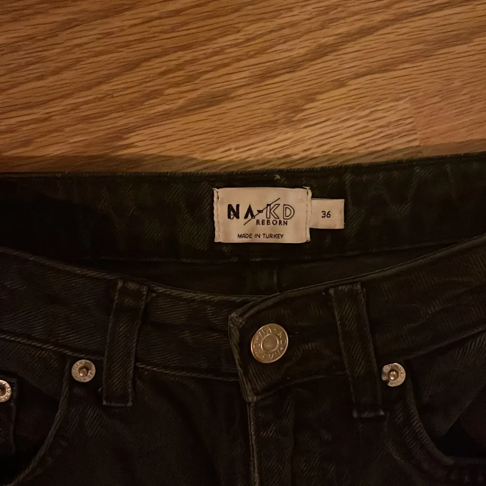 Svarta vida jeans från Nakd. I storlek 36. Väldigt bekväma o väldigt lite använda, inga defekter.  Hör av dig vid frågor💕. Jeans & Byxor.