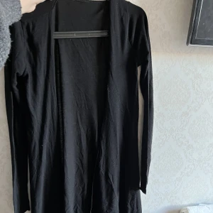 Cardigan  - En fin tunn cardigan som är längre framtill o kortare där bak.