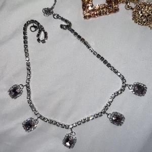 Rosa silvriga halsband av alloy  - Rosa silvriga halsband av alloy  Super fina och oanvända alltså helt nya!