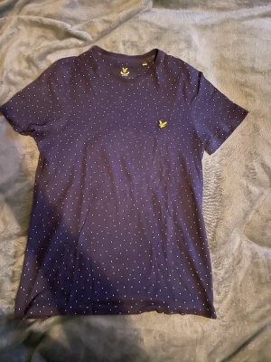 Lyle&Scott T-shirt - Lyle&Scott mörkblå med vita prickar  Bra skick, använd fåtal gånger