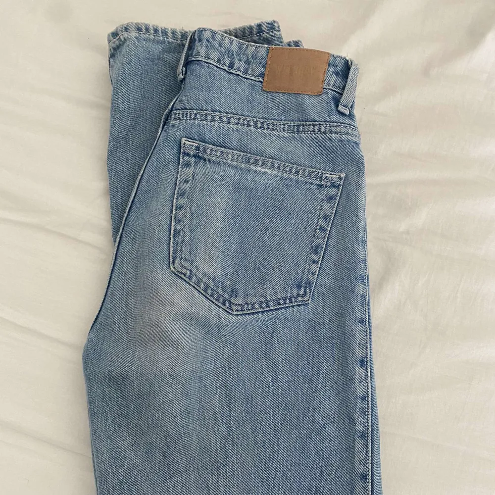 Säljer dessa superfina jeans från Weekday i modellen rowe. Fint skick. Nypris 600kr. Skriv privat vid funderingar💗. Jeans & Byxor.