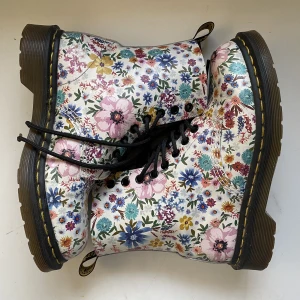 Dr. Martens-kängor  - Måste sälja mina älskade Dr. martens i äkta läder. De är som nya. Köpta för 1800kr! De är vita med blommönster. Andvända ca 4 gånger. Jag har storlek 38 i skor men hade storlek 37 när de köptes och får tyvärr bara skavsår av dem 💕✨