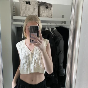 Zara broderad topp med knappar - En jätte fin topp från zara, som är broderad med glansande knappar! Knappen längst ner är lite sönder, men inget man lägger märke till! Kontakta vid intresse!!!