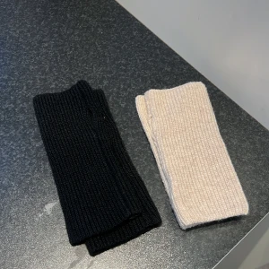 Torgvantar - Säljer två par oanvända torgvantar från HM. Ett par beiga och ett par svarta!! 50kr styck eller båda för 80kr + frakt 🤎
