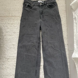 & other stories jeans - Gråa vida jeans från & other stories, använda enstaka gånger. Pga min något korta ben sydde jag upp dom så passar petit. Vill du ha mått på byxorna? Skriv då till mig!