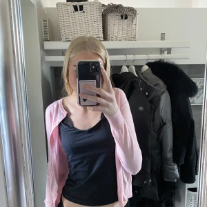 Filippa k tröja - En jätte fin Stockholms stil kofta från Filippa k! Matchar till allt! Kontakta vid intress 