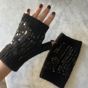 Handledsvärmare - Svart färg med paljetter. Kan mötas i stockholm så du slipper betala frakt. Alternativt fraktar jag. 🖤