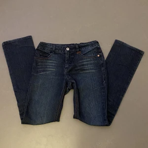 Lågmidjade jeans  - Säljer dessa lågmidjade jeans eftersom de inte kommit till användning! Super snygga och använt fåtal gånger! Köpte dom har på Plick. Storleken är M men skulle säga S. Skriv till mig vid intresse! 💗