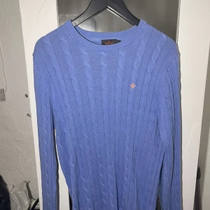 Kabelstickad Morris tröja - Superfin kabelstickad tröja från Morris, blå, storlek M Knappt använd, superfint skick! Nypris ca 1499kr