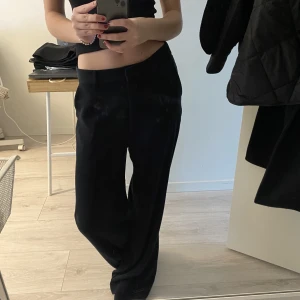 Kostymbyxor - Säljer dessa fina kostymbyxorna från märket Stockhlm. De är mycket bra kvalite och skick, och knappt använda av mig då de är för stora på mig tyvärr. Frakt tillkommer! Hör av er vid frågor eller fler bilder 🫶🏼💕