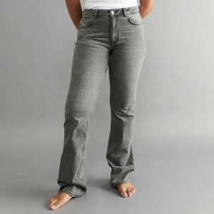 Gråa byxor - Hej säljer min gråa byxor från Gina så jag inte använder dom lika mycket dom kostar 500 men säljer för 250 Skriv för bilder 💕