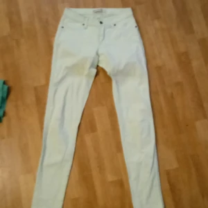Gröna jeans - Ljus gröna jeans som inte har några större problem förutom att dom har blivit lite knottriga på vissa ställen men inget man kan se förutom på nära håll överlag sköna jeans som är ganska stressiga 