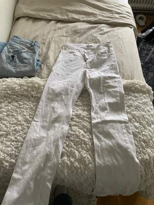 Säljer mina vita bout cut jeans som är för små. Dom är mid rise typ o använda fåtal gånger. Sick bra 7/10