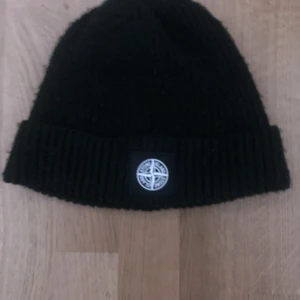 Stone Island beanie - Säljer min Stone Island mössa eftersom att jag ej använder den längre. Mössan är i nyskick. 1500kr nypris.