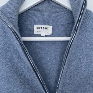 Soft goat tröja - Soft goat tröja Storlek: M Skick: 7/10 Färg: blå Vårt pris: 1800kr Retail: 3050kr