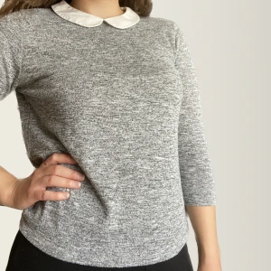 Tröja med krage - Grå trikåtröja med vit krage köpt i Italien på Pimkie. Jätteskönt, mjukt tyg och trekvartsärm. Använd men jättefint skick. Dragkedja bak. Säljer då den inte kommer till användning. Nypris 29€ (ca 299:-)