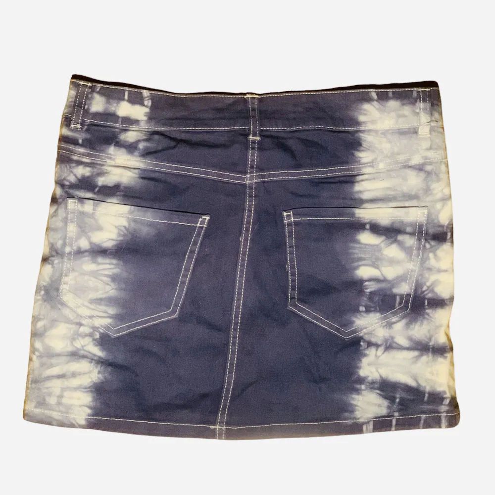 Blue mini skirt with tie dye details. The colour is best represented in the first picture. Kjolar.