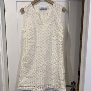 Studentklänning - Jättefin klänning från &OtherStudios i storlek 40. Säljer pga av att den var för kort för mig tyvärr. Om du har några frågor eller vill se fler bilder är det bara att skriva. 😊